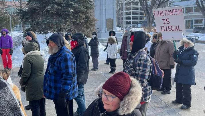 FLASH – Canada. Proteste dopo che un uomo trans è entrato nudo in uno spogliatoio per bambine 1